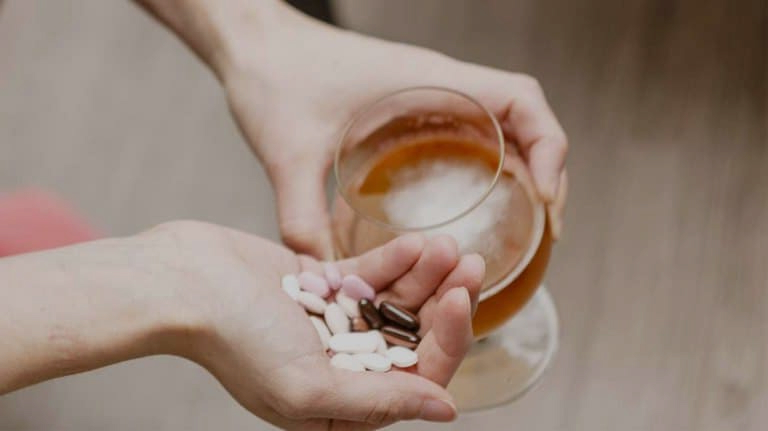 таблетки в руке